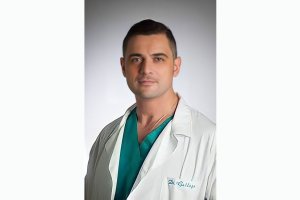 Doctor Luis Gallego, Traumatólogo del hospital Vithas Almería.