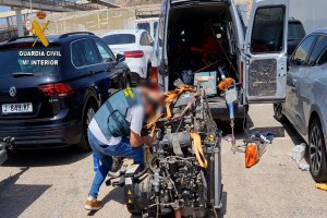 Un Guardia Civil inspecciona la furgoneta sospechosa.