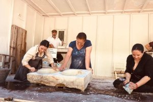 Las amoladoras, una nueva escena con la que visualizar la participación directa de la mujer en el proceso productivo del mármol en Macael.