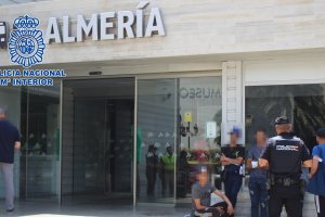 Agentes de la Policía en la puerta de la Estación Intermodal.