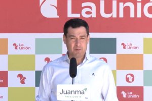 Juanma Moreno, este viernes en la sede de La Unión en Adra.