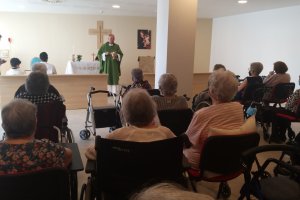 Misa celebrada en la Residencia Emera por el obispo.