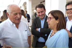 José María Rossell con Rosa María Cano y los diputados Fernando Giménez y Antonio Jesús Garcia.