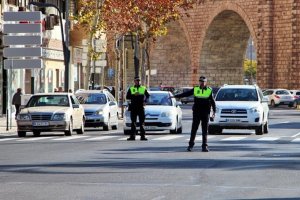 Policías Locales controlan el tráfico en la capital en una imagen de archivo.