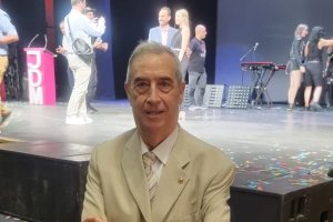 Ambrosio Sánchez con el escenario del Maestro Padilla detrás.