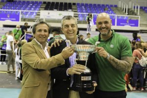 El presidente de Unicaja Costa de Almería (centro), con el título de Superliga.