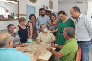 Los candidatos populares en su visita a La Mojonera, este sábado.