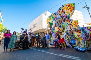 Además de los descuentos hubo desfiles, pasacalles y photocalls.