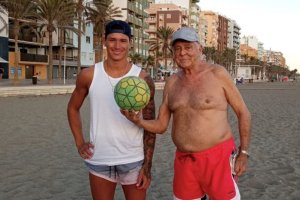 Darwin Núñez y Diego Fernández en la playa del Zapillo.