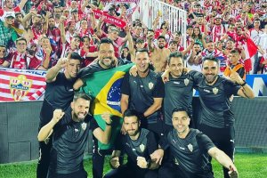 El cuerpo médico del Almería celebrando el ascenso en Butarque.