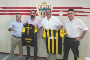Representantes de Peñarol tras cerrar el acuerdo con el Almería en verano de 2019.