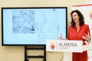 La concejal explica el proyecto de urbanización.
