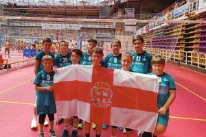 Los pequeños del Cajamar Mintonete se cuelgan el bronce.