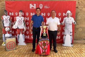 El primer teniente de alcalde, Alfonso Ramos y  Antonio Jesús Cervantes, encargado de traer la Copa también se fotografiaron junto al trofeo almer