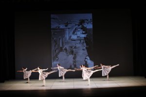 Alumnas de 4ºde  Danza Clásica en el homenaje a Pérez Siquier celebrado en el Maestro Padilla. / Foto: Marian León.
