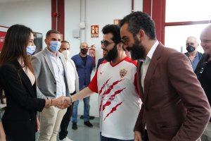 Turki saludando a los empleados del UD Almería.