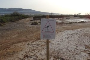 Carteles que prohíben el tránsito.