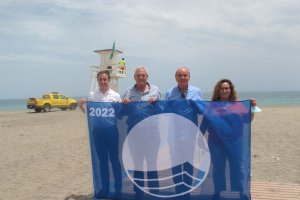 Alcalde y concejales junto a la Bandera Azul en El Playazo.