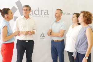 Representantes municipales y de la asociación de comerciantes durante la presentación.