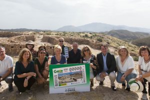 Autoridades posando con el cupón dedicado a Los Millares.