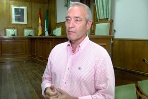 Francisco Giménez en el salón de plenos del Ayuntamiento de Dalías.