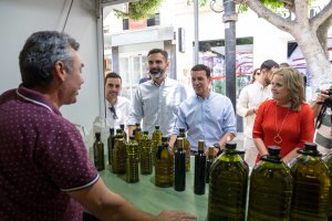 Visita institucional a uno de los expositores del Mercado de Productos de la marca Sabores Almería, en el Paseo.