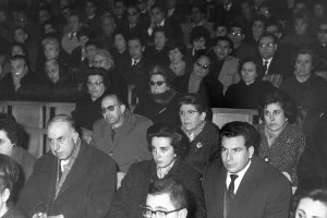 José Ramos Santander, a la derecha de la imagen, junto a su esposa Amalia Cuadra, en una conferencia en el colegio de la Salle en 1964.