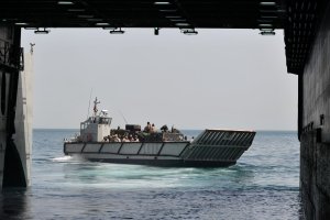 Lancha LCM con Infantes de Marina, en el desarrollo de la Flotex 2022 (Foto: ARMADA)