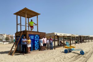 Autoridades municipales en la playa de Garrucha.