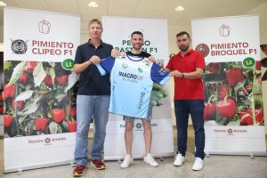 El nuevo jugador con la camiseta celeste.