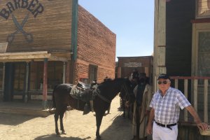 José María Rossell, propietario del poblado, junto a los protagonistas de un espectáculo.