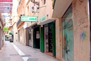 En la calle Azara, entre la calle de las Tiendas y la Plaza de Flores, sobrevive la droguería de Juanjo.