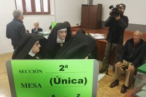 Tres religiosas acuden a votar en las últimas elecciones autonómicas en diciembre de 2018 en la capital almeriense.