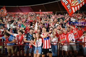 César de la Hoz con la camiseta de Fernando Soriano en la fiesta del ascenso.