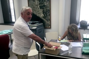 El interventor Angel, en el Palacio de los Marqueses de Cabra, abriendo su almuerzo.