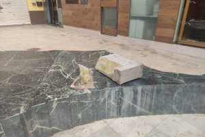 El emigrante de la Plaza Calderón ya no tiene ni siquiera maleta.