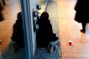 Una mujer que pedía en la calle escondía 15 millones de pesetas.