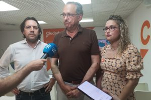 García Egea, en el centro, con Rafael Burgos y Rosa Maldonado.