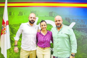 Los tres representantes de Vox en el
antiguo Hospital de las Cinco Llagas