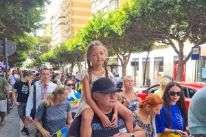 Niña y padre ucranianos en la marcha.