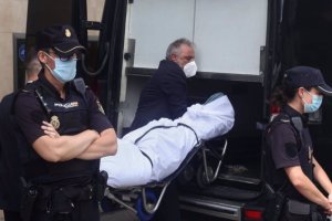 La Policía Nacional saca el cuerpo de uno de los fallecidos.