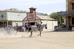Un jinete monta a caballo en el poblado.
