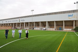 El alcalde de El Ejido visitando el nuevo césped del anexo de Santo Domingo.