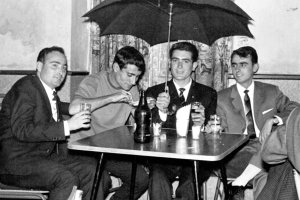 Cuatro amigos con un litro de cerveza en el Bar Sevilla.