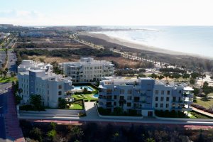 Residenciales de la urbanización ejidense de Almerimar frente al mar.