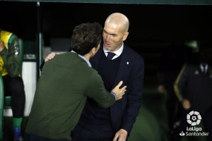 Rubi saludando a Zidane el día que le ganó al Real Madrid por 2-1.