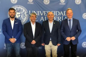 Representantes institucionales durante la firma del convenio.