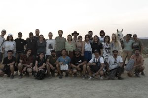 El equipo técnico y artístico de ‘Amanece’ con los responsables de Malcamino’s, en Tabernas. Foto: Raúl Villaverde