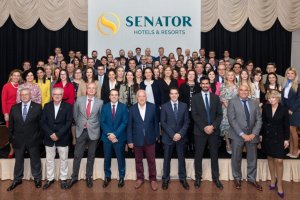 Rossell con sus hijos y con su equipo directivo en el 50 aniversario del grupo hotelero.