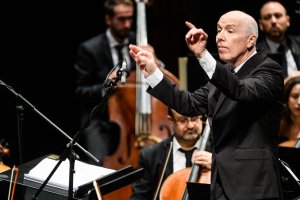 Michael Thomas, dirigiendo la Orquesta Ciudad de Almería (OCAL).